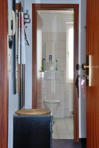 ein Bad mit einem WC und einem Waschbecken in der Unterkunft Haus Nordseeperle Whg.5 in Cuxhaven