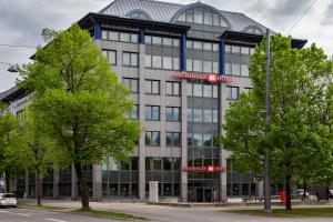 un edificio con un cartel en la parte delantera en MEININGER Hotel München Olympiapark, en Múnich