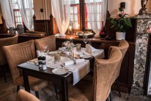 een eetkamer met een tafel en stoelen met borden en wijnglazen bij Hotel Crasborn Thorn in Thorn