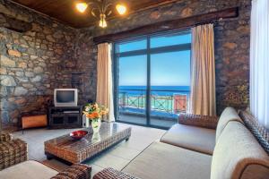 Una sala de estar con vista al mar. en Villa Livadia with Pool, close to Elafonissi famous Beach, en Livadia