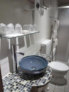 y baño con lavabo azul y aseo. en Hostellerie La Terrasse, en Lacapelle-Marival