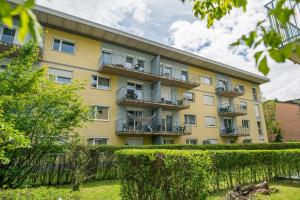 um edifício de apartamentos com varandas e arbustos em Appartement Graz - Ihr erstklassiges Zuhause fernab von Zuhause em Graz