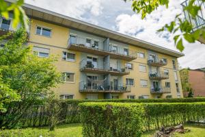 apartamentowiec z balkonami i krzakami w obiekcie Appartement Graz - Ihr erstklassiges Zuhause fernab von Zuhause w Grazu