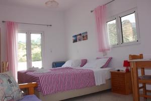 Postel nebo postele na pokoji v ubytování Aaron Studios Apartments