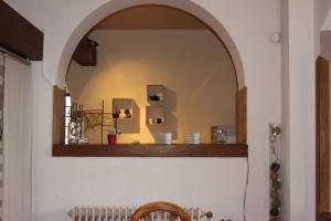 a mirror on the wall of a room at Hostellerie La Terrasse in Lacapelle-Marival