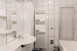 biała łazienka z umywalką i prysznicem w obiekcie Appartement Graz - Ihr erstklassiges Zuhause fernab von Zuhause w Grazu +27 zdjęć