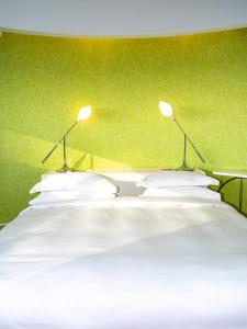 ein Schlafzimmer mit einem Bett, auf dem zwei Lampen stehen in der Unterkunft Semiramis, a Member of Design Hotels in Athen