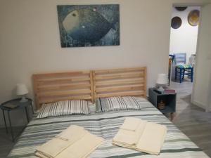 A bed or beds in a room at Casa degli Avi,da zio Nino nel Borgo Marinaro
