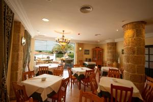 Reštaurácia alebo iné gastronomické zariadenie v ubytovaní Hotel Diufain