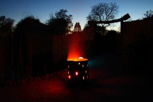 eine beleuchtete Mülltonne in einem dunklen Hof in der Nacht in der Unterkunft Das Haus am Teich in Groß Grabow