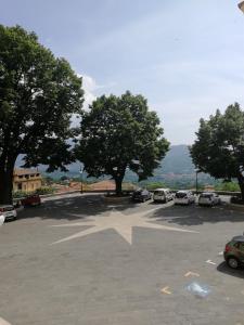 un parcheggio con auto parcheggiate e alberi di Le Carcare a Santo Stefano del Sole
