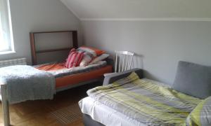 Zimmer mit 2 Betten in einem Zimmer mit einem Bett in der Unterkunft Motelik Julia in Siedlce