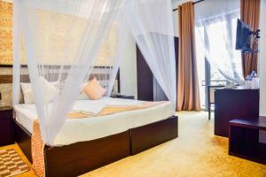 1 dormitorio con 1 cama con mosquitera en Rice of Life by Tissa Inn, en Tissamaharama