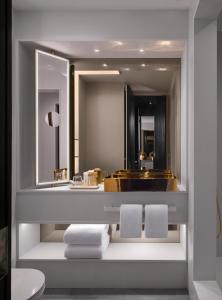 Posezení v ubytování Nobu Hotel London Shoreditch