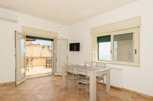 Televízia a/alebo spoločenská miestnosť v ubytovaní Sunset Holiday Home Taormina