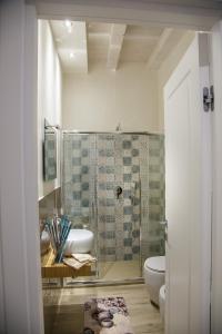 La salle de bains est pourvue d'une douche, de toilettes et d'un lavabo. dans l'établissement Judaica d'Ortigia, à Syracuse