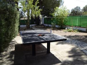 Stolný tenis v ubytovaní Alojamientos Rurales La Codosera alebo v jeho okolí