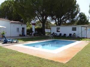 Bazén v ubytovaní Alojamientos Rurales La Codosera alebo v jeho blízkosti
