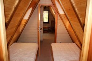 einen Flur mit zwei Betten in einem winzigen Haus in der Unterkunft Ferienhaus auf der Kauperinsel in Burg