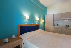 Ein Bett oder Betten in einem Zimmer der Unterkunft Tolon Beach Hotel