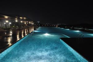 - une grande piscine éclairée la nuit dans l'établissement Kenwingston Square Garden By IdealHub, à Cyberjaya