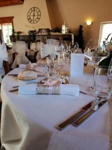 - une table blanche avec des verres et des serviettes dans l'établissement Au Wingenerhof, à Wingen-sur-Moder