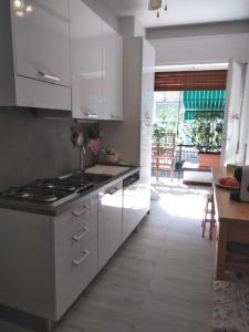Kjøkken eller kjøkkenkrok på La Casetta - Near the sea & free parking