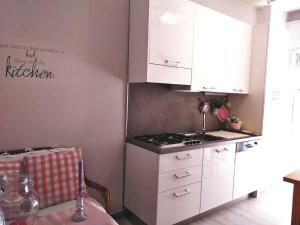 A kitchen or kitchenette at La Casetta - Near the sea & free parking