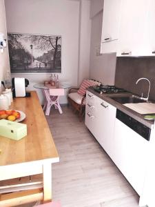 A kitchen or kitchenette at La Casetta - Near the sea & free parking