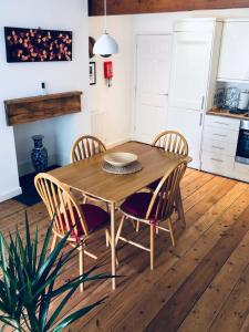 una mesa de madera y sillas en la cocina en Coverdale, en Lyme Regis
