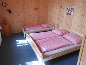 Postel nebo postele na pokoji v ubytování Chata Sýkorka + 43 fotografií