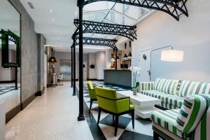 a living room with a couch and a table and chairs at Ikonik Plaza Mercado in Salamanca