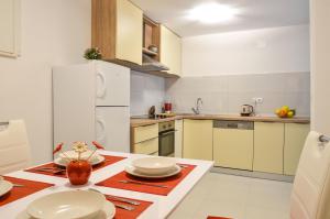 Кухня или мини-кухня в House Riva
