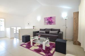 - un salon avec un canapé et une table dans l'établissement House Riva, à Zavalatica