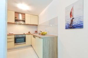 Кухня или мини-кухня в House Riva
