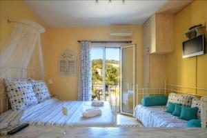 A bed or beds in a room at Yiannas Studio