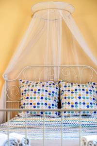 A bed or beds in a room at Yiannas Studio