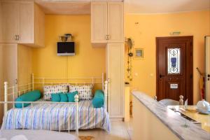 A bed or beds in a room at Yiannas Studio