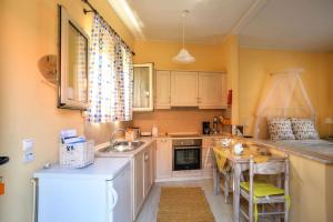 A kitchen or kitchenette at Yiannas Studio