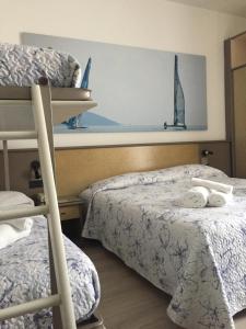 una camera con 2 letti a castello e una finestra di Hotel Plaza a Desenzano del Garda