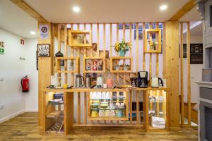 una habitación con estanterías de madera con comida. en Hostel Bulwark en Valença