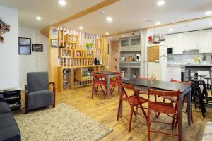 a living room with a table and chairs and a kitchen at Hostel Bulwark in Valença