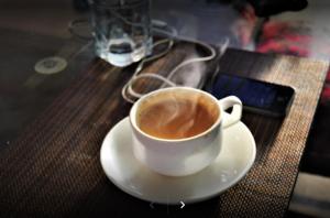 uma chávena de café sentada numa mesa em Snowland Hotel em Murree