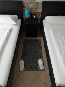 Postel nebo postele na pokoji v ubytování Angel Hotel