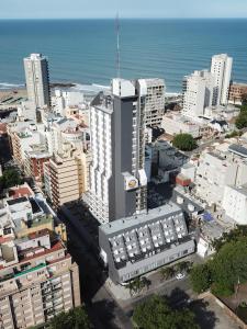 uma vista aérea de uma cidade com o oceano em Hotel 13 de Julio em Mar del Plata