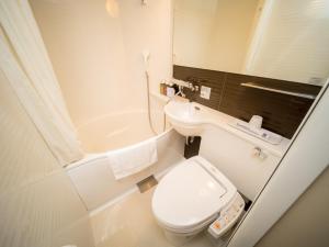 małą łazienkę z toaletą i umywalką w obiekcie Super Hotel Aomori w mieście Aomori