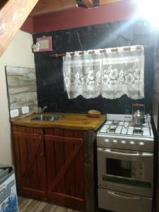 
Una cocina o kitchenette en Cabañas Mirador del Cerro
