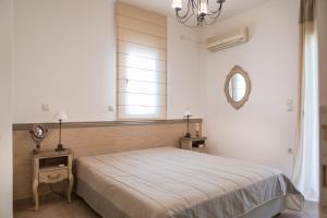 Katil atau katil-katil dalam bilik di Luxury Villa Anavissos