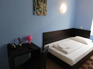 Postel nebo postele na pokoji v ubytování Angel Hotel