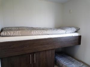 ein Etagenbett mit einer Matratze darauf in der Unterkunft Chalet Veere - eingezäunter Garten, hundefreundlich & ruhig in Zeeland in Serooskerke